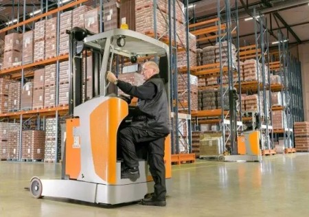 Нужно ли получать права на управление штабелером и что важно знать оператору?